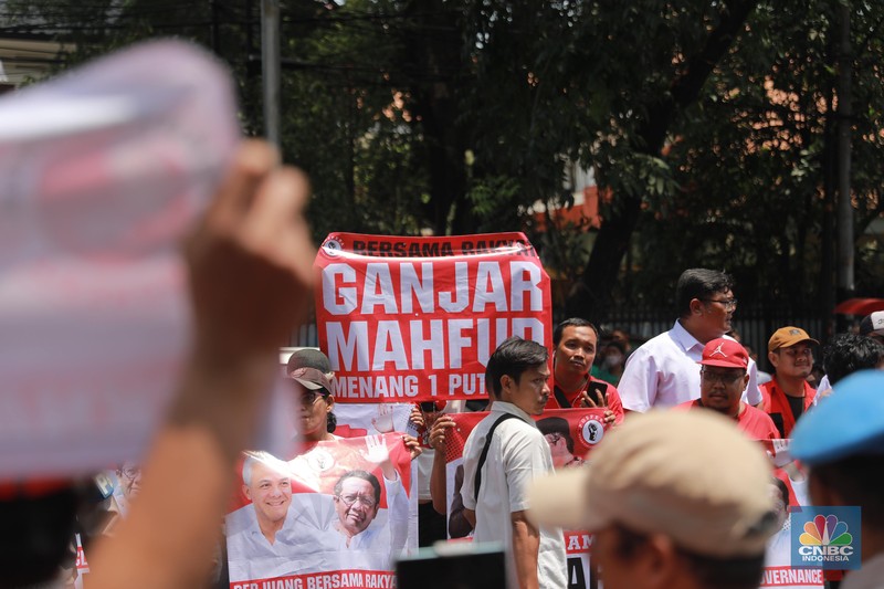 Massa Pendukung Ganjar-Mahfud Bersorak di Depan Markas PDIP, Jakarta, Rabu, (18/10/2023). (CNBC Indonesia/Muhammad Sabki)