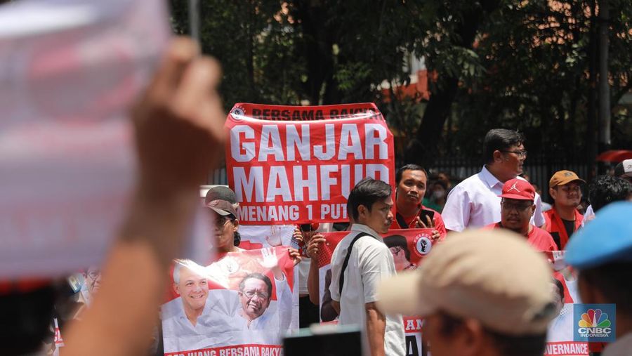 Massa Pendukung Ganjar-Mahfud Bersorak di Depan Markas PDIP, Jakarta, Rabu, (18/10/2023). (CNBC Indonesia/Muhammad Sabki)