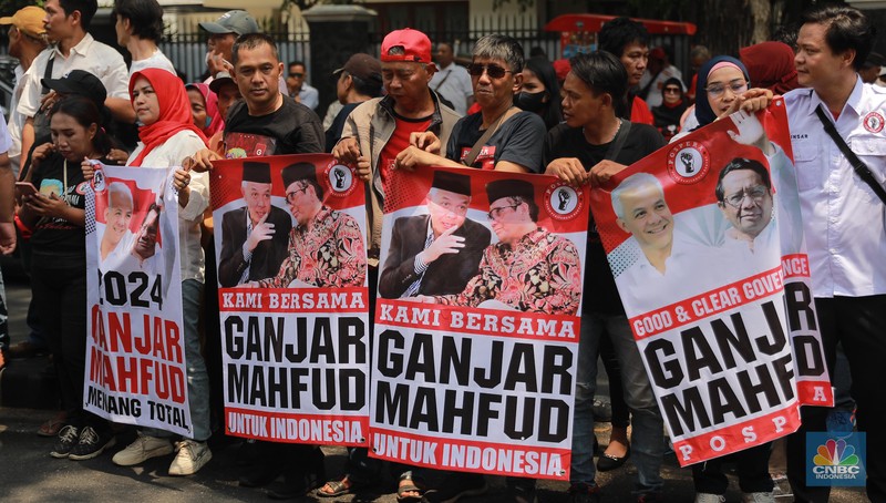 Massa Pendukung Ganjar-Mahfud Bersorak di Depan Markas PDIP, Jakarta, Rabu, (18/10/2023). (CNBC Indonesia/Muhammad Sabki) Massa Pendukung Ganjar-Mahfud Bersorak di Depan Markas PDIP, Jakarta, Rabu, (18/10/2023). (CNBC Indonesia/Muhammad Sabki)