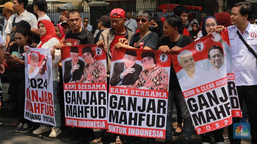 Massa Pendukung Ganjar-Mahfud Bersorak di Depan Markas PDIP, Jakarta, Rabu, (18/10/2023). (CNBC Indonesia/Muhammad Sabki)