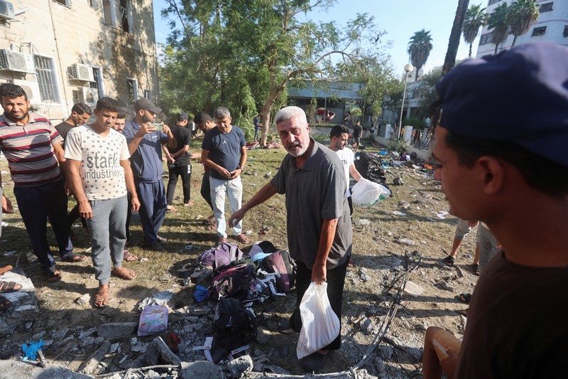 Seorang gadis yang membawa barang-barangnya berjalan di area rumah sakit Al-Ahli di mana ratusan warga Palestina tewas dalam ledakan yang saling menyalahkan oleh pejabat Israel dan Palestina, dan di mana warga Palestina yang meninggalkan rumah mereka berlindung di tengah konflik yang sedang berlangsung dengan Israel, di Kota Gaza, 18 Oktober 2023. Seorang gadis yang membawa barang-barangnya berjalan di area rumah sakit Al-Ahli di mana ratusan warga Palestina tewas dalam ledakan yang saling menyalahkan oleh pejabat Israel dan Palestina, dan di mana warga Palestina yang meninggalkan rumah mereka berlindung di tengah konflik yang sedang berlangsung dengan Israel, di Kota Gaza, 18 Oktober 2023. (REUTERS/Mohammed Al-Masri)