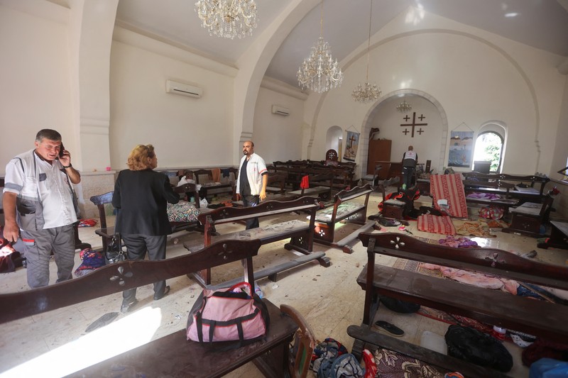 Seorang gadis yang membawa barang-barangnya berjalan di area rumah sakit Al-Ahli di mana ratusan warga Palestina tewas dalam ledakan yang saling menyalahkan oleh pejabat Israel dan Palestina, dan di mana warga Palestina yang meninggalkan rumah mereka berlindung di tengah konflik yang sedang berlangsung dengan Israel, di Kota Gaza, 18 Oktober 2023. Seorang gadis yang membawa barang-barangnya berjalan di area rumah sakit Al-Ahli di mana ratusan warga Palestina tewas dalam ledakan yang saling menyalahkan oleh pejabat Israel dan Palestina, dan di mana warga Palestina yang meninggalkan rumah mereka berlindung di tengah konflik yang sedang berlangsung dengan Israel, di Kota Gaza, 18 Oktober 2023. (REUTERS/Mohammed Al-Masri)