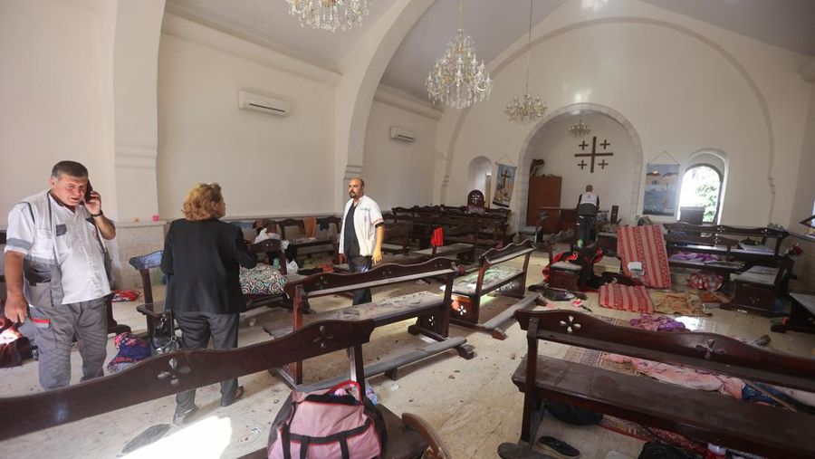 Seorang gadis yang membawa barang-barangnya berjalan di area rumah sakit Al-Ahli di mana ratusan warga Palestina tewas dalam ledakan yang saling menyalahkan oleh pejabat Israel dan Palestina, dan di mana warga Palestina yang meninggalkan rumah mereka berlindung di tengah konflik yang sedang berlangsung dengan Israel, di Kota Gaza, 18 Oktober 2023. (REUTERS/Mohammed Al-Masri)