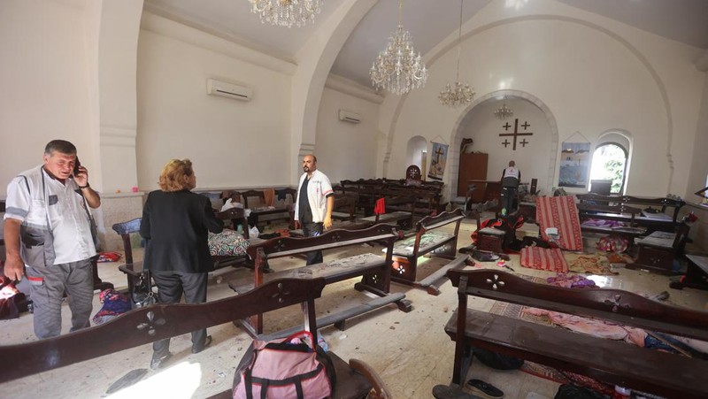 Seorang gadis yang membawa barang-barangnya berjalan di area rumah sakit Al-Ahli di mana ratusan warga Palestina tewas dalam ledakan yang saling menyalahkan oleh pejabat Israel dan Palestina, dan di mana warga Palestina yang meninggalkan rumah mereka berlindung di tengah konflik yang sedang berlangsung dengan Israel, di Kota Gaza, 18 Oktober 2023. (REUTERS/Mohammed Al-Masri)