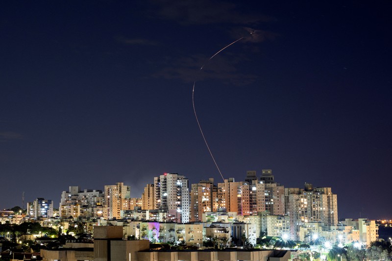 Pasukan Israel meluncurkan rudal ke arah Jalur Gaza terlihat dari Ashkelon, di Israel selatan, 17 Oktober 2023. (REUTERS/Amir Cohen) Pasukan Israel meluncurkan rudal ke arah Jalur Gaza terlihat dari Ashkelon, di Israel selatan, 17 Oktober 2023. (REUTERS/Amir Cohen)