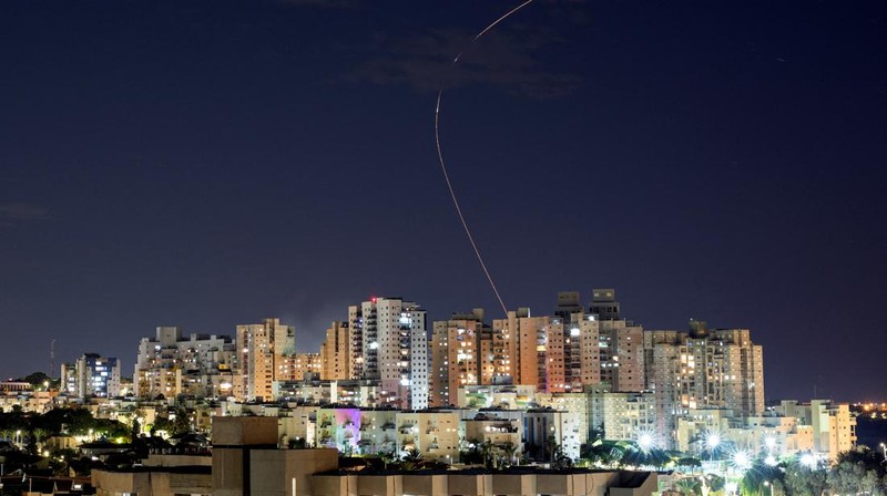 Pasukan Israel meluncurkan rudal ke arah Jalur Gaza terlihat dari Ashkelon, di Israel selatan, 17 Oktober 2023. (REUTERS/Amir Cohen)