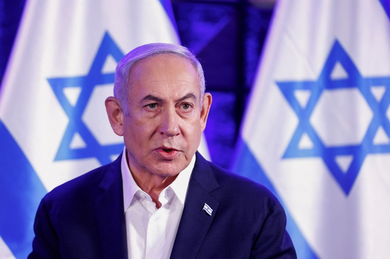 Presiden AS Joe Biden disambut oleh Perdana Menteri Israel Benjamin Netanyahu, saat ia mengunjungi Israel di tengah konflik yang sedang berlangsung antara Israel dan Hamas, di Tel Aviv, Israel, 18 Oktober 2023. (REUTERS/Evelyn Hockstein)