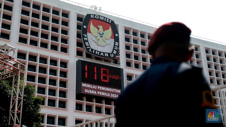 Petugas membersihkan logo KPU di kawasan gedung KPU, Jakarta, Rabu,(18/10/2023).