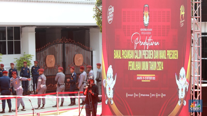 Petugas membersihkan logo KPU di kawasan gedung KPU, Jakarta, Rabu,(18/10/2023). (CNBC Indonesia/Muhammad Sabki)