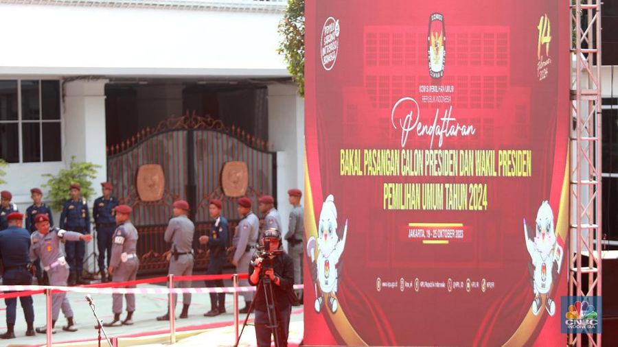 Petugas membersihkan logo KPU di kawasan gedung KPU, Jakarta, Rabu,(18/10/2023). (CNBC Indonesia/Muhammad Sabki)