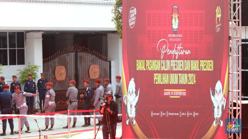 Petugas membersihkan logo KPU di kawasan gedung KPU, Jakarta, Rabu,(18/10/2023). (CNBC Indonesia/Muhammad Sabki)