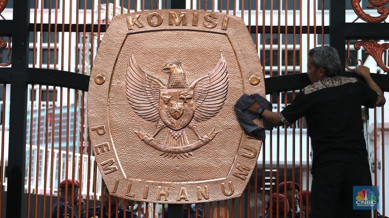 Petugas membersihkan logo KPU di kawasan gedung KPU, Jakarta, Rabu,(18/10/2023). (CNBC Indonesia/Muhammad Sabki)