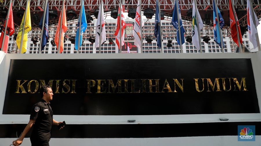 Petugas membersihkan logo KPU di kawasan gedung KPU, Jakarta, Rabu,(18/10/2023).