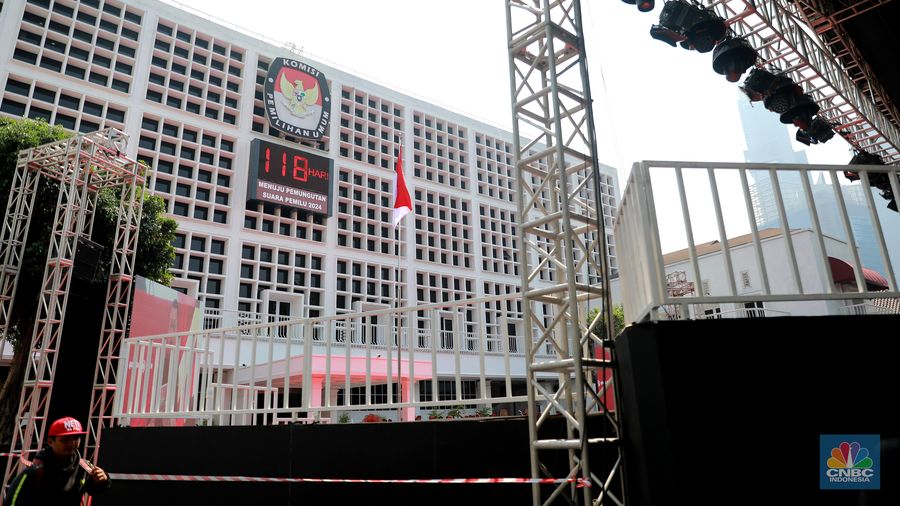 Petugas membersihkan logo KPU di kawasan gedung KPU, Jakarta, Rabu,(18/10/2023).