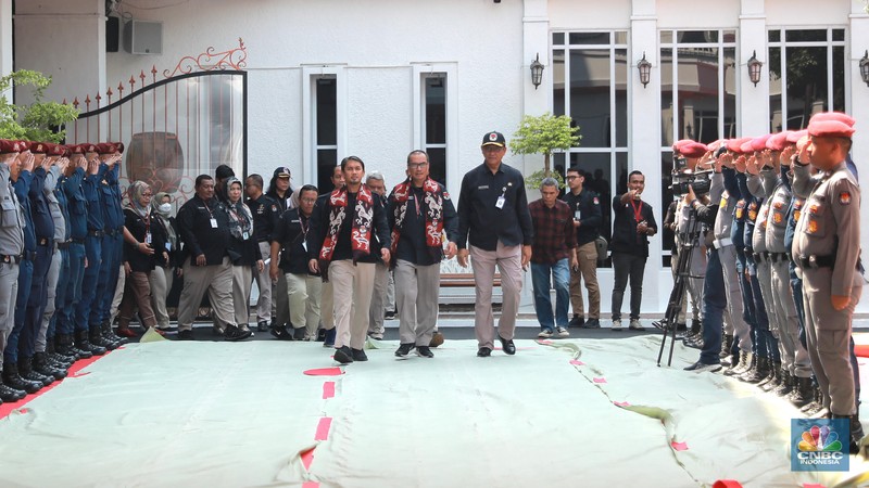 Petugas membersihkan logo KPU di kawasan gedung KPU, Jakarta, Rabu,(18/10/2023). (CNBC Indonesia/Muhammad Sabki)