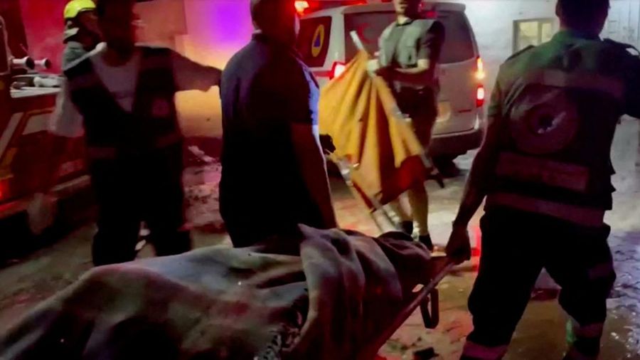 Petugas penyelamat bekerja di lokasi kejadian Di Rumah Sakit Al-Ahli, setelah ratusan warga Palestina tewas dalam ledakan di rumah sakit Al-Ahli di Gaza yang saling menyalahkan oleh pejabat Israel dan Palestina, di Kota Gaza, Jalur Gaza, dalam tangkapan layar yang diperoleh dari video, 17 Oktober 2023. (REUTERS/Reuters TV)