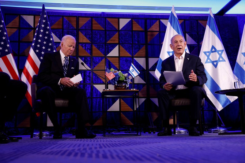 Presiden AS Joe Biden disambut oleh Perdana Menteri Israel Benjamin Netanyahu, saat ia mengunjungi Israel di tengah konflik yang sedang berlangsung antara Israel dan Hamas, di Tel Aviv, Israel, 18 Oktober 2023. (REUTERS/Evelyn Hockstein)