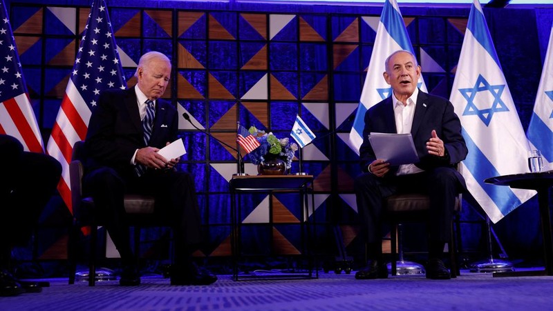 Presiden AS Joe Biden disambut oleh Perdana Menteri Israel Benjamin Netanyahu, saat ia mengunjungi Israel di tengah konflik yang sedang berlangsung antara Israel dan Hamas, di Tel Aviv, Israel, 18 Oktober 2023. (REUTERS/Evelyn Hockstein)