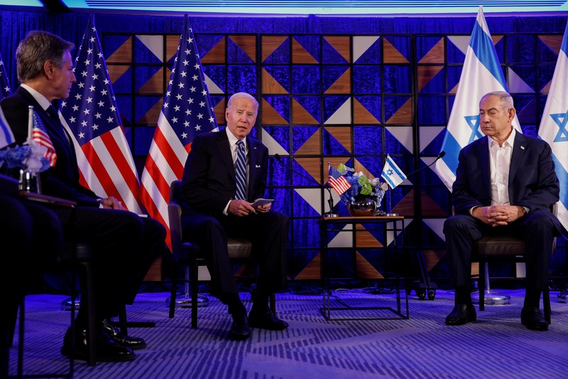 Presiden AS Joe Biden disambut oleh Perdana Menteri Israel Benjamin Netanyahu, saat ia mengunjungi Israel di tengah konflik yang sedang berlangsung antara Israel dan Hamas, di Tel Aviv, Israel, 18 Oktober 2023. (REUTERS/Evelyn Hockstein)