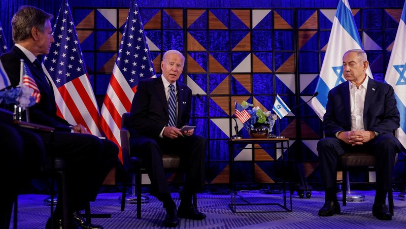 Presiden AS Joe Biden disambut oleh Perdana Menteri Israel Benjamin Netanyahu, saat ia mengunjungi Israel di tengah konflik yang sedang berlangsung antara Israel dan Hamas, di Tel Aviv, Israel, 18 Oktober 2023. (REUTERS/Evelyn Hockstein)
