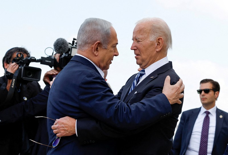 Presiden AS Joe Biden disambut oleh Perdana Menteri Israel Benjamin Netanyahu, saat ia mengunjungi Israel di tengah konflik yang sedang berlangsung antara Israel dan Hamas, di Tel Aviv, Israel, 18 Oktober 2023. Presiden AS Joe Biden disambut oleh Perdana Menteri Israel Benjamin Netanyahu, saat ia mengunjungi Israel di tengah konflik yang sedang berlangsung antara Israel dan Hamas, di Tel Aviv, Israel, 18 Oktober 2023. (REUTERS/Evelyn Hockstein)