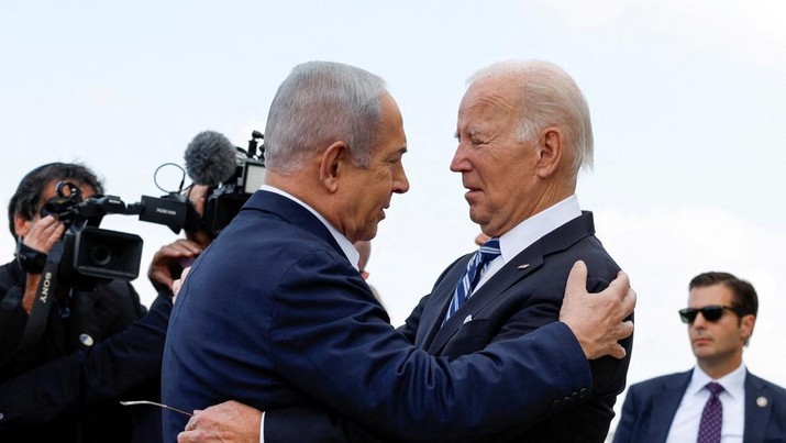 Presiden AS Joe Biden disambut oleh Perdana Menteri Israel Benjamin Netanyahu, saat ia mengunjungi Israel di tengah konflik yang sedang berlangsung antara Israel dan Hamas, di Tel Aviv, Israel, 18 Oktober 2023. (REUTERS/Evelyn Hockstein)