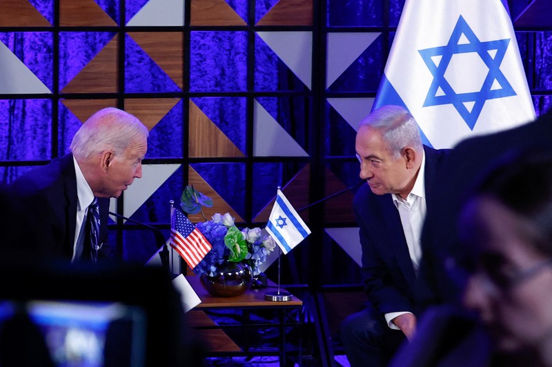 Presiden AS Joe Biden disambut oleh Perdana Menteri Israel Benjamin Netanyahu, saat ia mengunjungi Israel di tengah konflik yang sedang berlangsung antara Israel dan Hamas, di Tel Aviv, Israel, 18 Oktober 2023. Presiden AS Joe Biden disambut oleh Perdana Menteri Israel Benjamin Netanyahu, saat ia mengunjungi Israel di tengah konflik yang sedang berlangsung antara Israel dan Hamas, di Tel Aviv, Israel, 18 Oktober 2023. (REUTERS/Evelyn Hockstein)