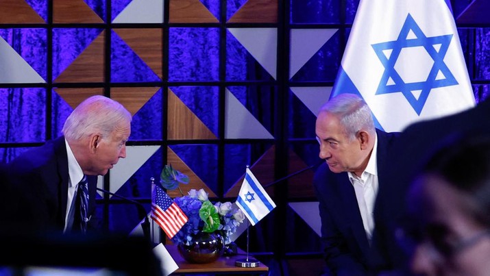 Presiden AS Joe Biden menghadiri pertemuan dengan Perdana Menteri Israel Benjamin Netanyahu, saat ia mengunjungi Israel di tengah konflik yang sedang berlangsung antara Israel dan Hamas, di Tel Aviv, Israel, 18 Oktober 2023. (REUTERS/Evelyn Hockstein)