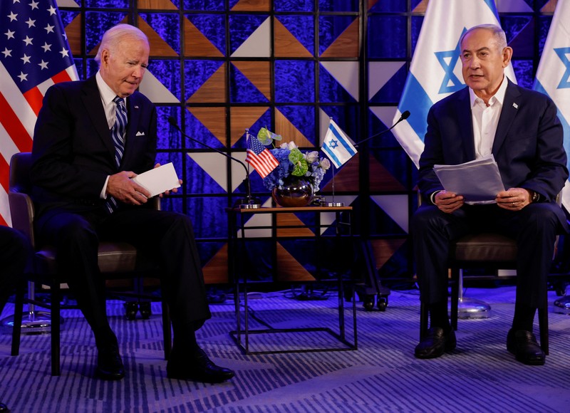 Presiden AS Joe Biden disambut oleh Perdana Menteri Israel Benjamin Netanyahu, saat ia mengunjungi Israel di tengah konflik yang sedang berlangsung antara Israel dan Hamas, di Tel Aviv, Israel, 18 Oktober 2023. (REUTERS/Evelyn Hockstein)