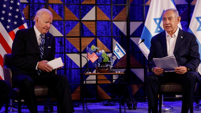 Presiden AS Joe Biden disambut oleh Perdana Menteri Israel Benjamin Netanyahu, saat ia mengunjungi Israel di tengah konflik yang sedang berlangsung antara Israel dan Hamas, di Tel Aviv, Israel, 18 Oktober 2023. (REUTERS/Evelyn Hockstein)