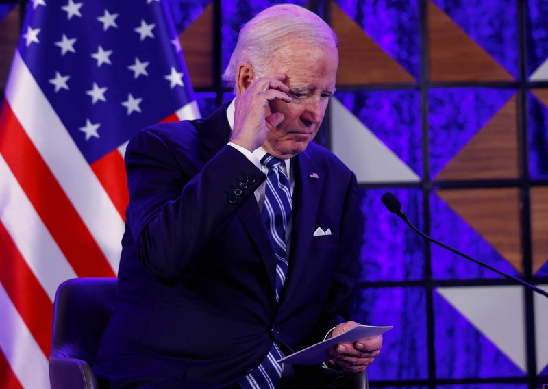 Presiden AS Joe Biden disambut oleh Perdana Menteri Israel Benjamin Netanyahu, saat ia mengunjungi Israel di tengah konflik yang sedang berlangsung antara Israel dan Hamas, di Tel Aviv, Israel, 18 Oktober 2023. (REUTERS/Evelyn Hockstein)