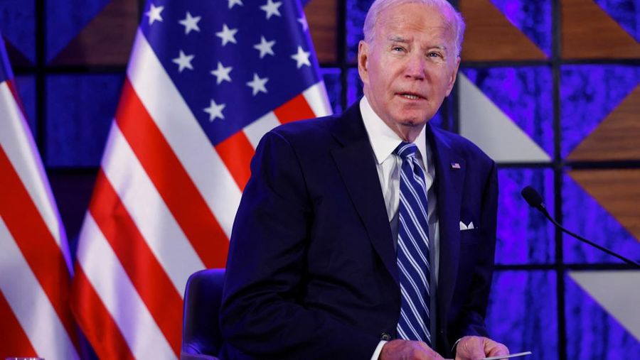 Presiden AS Joe Biden menghadiri pertemuan dengan Perdana Menteri Israel Benjamin Netanyahu (tidak dalam gambar), saat ia mengunjungi Israel di tengah konflik yang sedang berlangsung antara Israel dan Hamas, di Tel Aviv, Israel, 18 Oktober 2023. (REUTERS/Evelyn Hockstein)