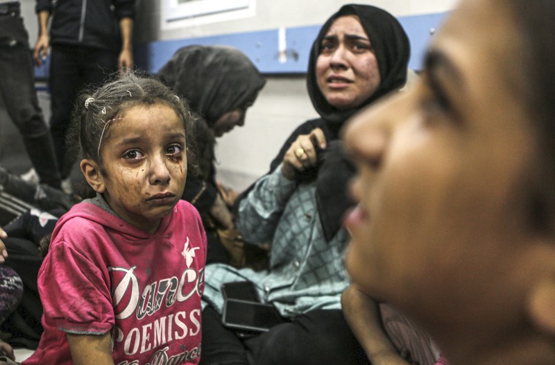 Pasukan Israel meluncurkan rudal ke arah Jalur Gaza terlihat dari Ashkelon, di Israel selatan, 17 Oktober 2023. (REUTERS/Amir Cohen)