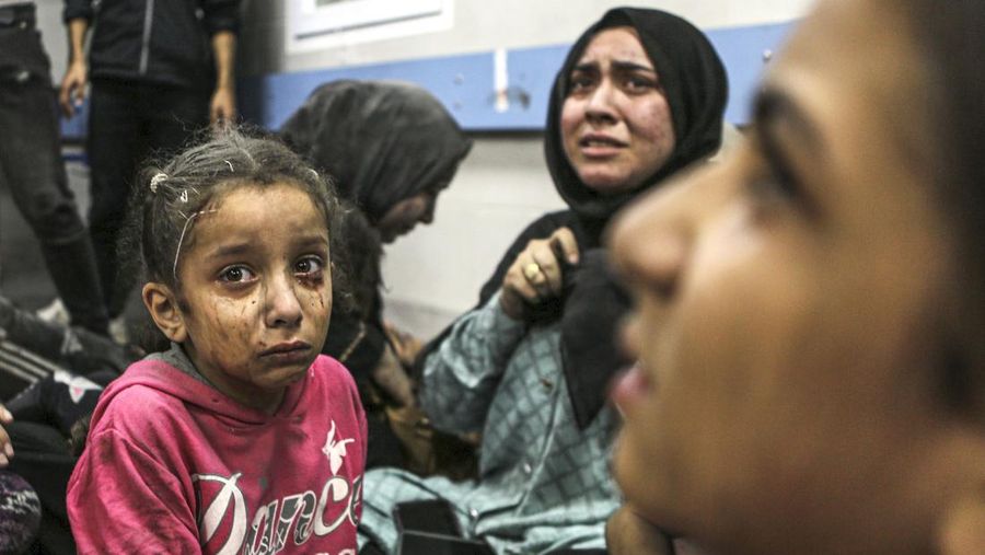 Ratusan orang dilaporkan tewas dalam ledakan besar di sebuah rumah sakit yang ramai di Kota Gaza. (AP Photo/Abed Khaled)