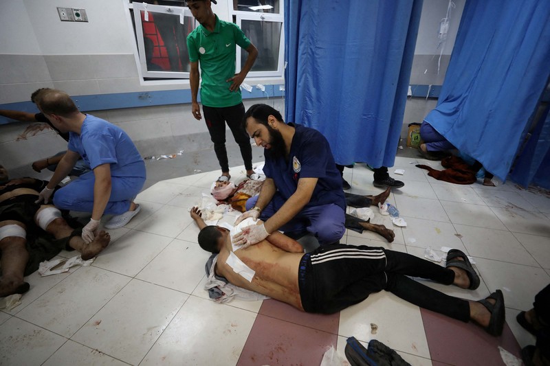 Pasukan Israel meluncurkan rudal ke arah Jalur Gaza terlihat dari Ashkelon, di Israel selatan, 17 Oktober 2023. (REUTERS/Amir Cohen)
