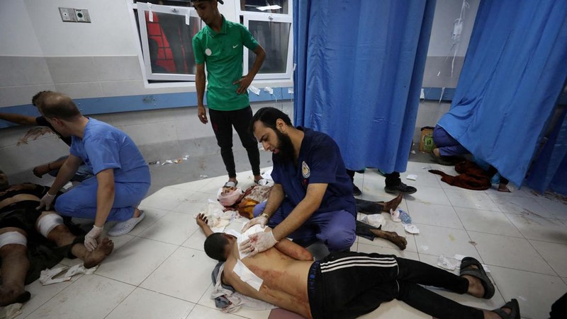 Pasukan Israel meluncurkan rudal ke arah Jalur Gaza terlihat dari Ashkelon, di Israel selatan, 17 Oktober 2023. (REUTERS/Amir Cohen)