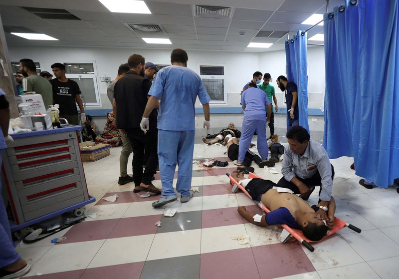 Pasukan Israel meluncurkan rudal ke arah Jalur Gaza terlihat dari Ashkelon, di Israel selatan, 17 Oktober 2023. (REUTERS/Amir Cohen)