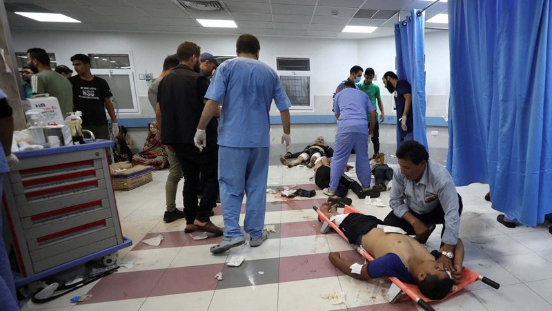 Pasukan Israel meluncurkan rudal ke arah Jalur Gaza terlihat dari Ashkelon, di Israel selatan, 17 Oktober 2023. (REUTERS/Amir Cohen)