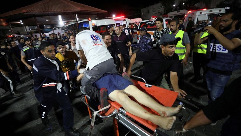 Sebuah video menampilkan detik-detik rumah sakit Gaza dibombardir Israel. (Tangkapan Layar Video Reuters)