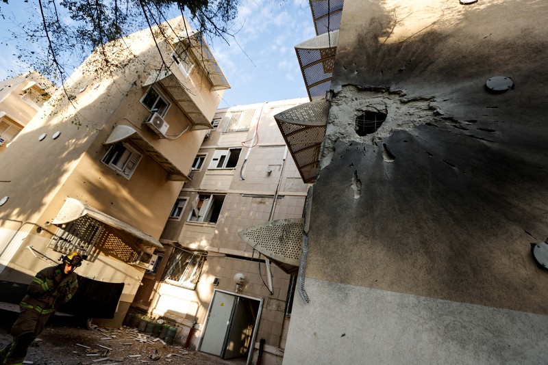 Pasukan Israel meluncurkan rudal ke arah Jalur Gaza terlihat dari Ashkelon, di Israel selatan, 17 Oktober 2023. (REUTERS/Amir Cohen) Pasukan Israel meluncurkan rudal ke arah Jalur Gaza terlihat dari Ashkelon, di Israel selatan, 17 Oktober 2023. (REUTERS/Amir Cohen)