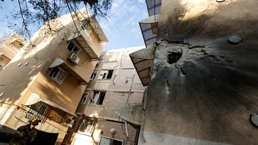 Pasukan Israel meluncurkan rudal ke arah Jalur Gaza terlihat dari Ashkelon, di Israel selatan, 17 Oktober 2023. (REUTERS/Amir Cohen)