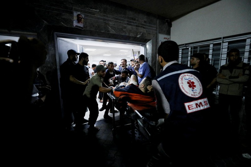 Pasukan Israel meluncurkan rudal ke arah Jalur Gaza terlihat dari Ashkelon, di Israel selatan, 17 Oktober 2023. (REUTERS/Amir Cohen)