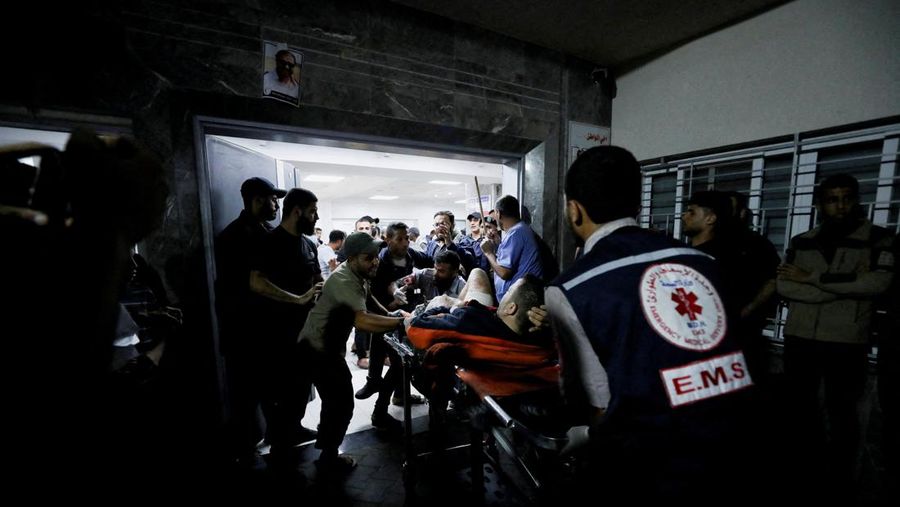 Pasukan Israel meluncurkan rudal ke arah Jalur Gaza terlihat dari Ashkelon, di Israel selatan, 17 Oktober 2023. (REUTERS/Amir Cohen)