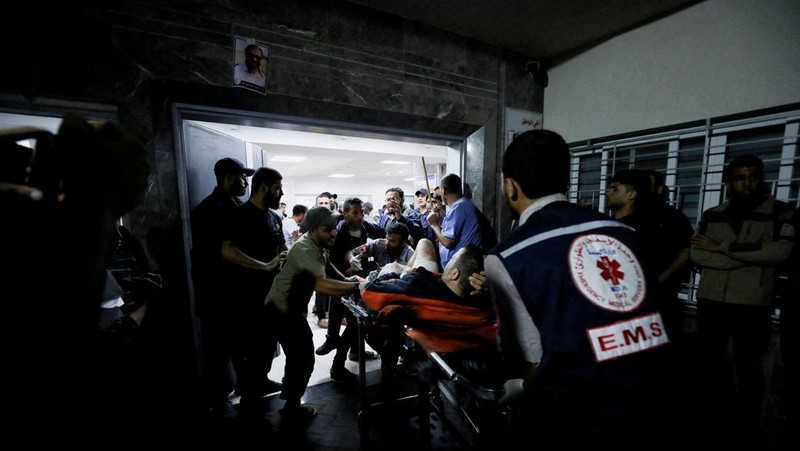 Pasukan Israel meluncurkan rudal ke arah Jalur Gaza terlihat dari Ashkelon, di Israel selatan, 17 Oktober 2023. (REUTERS/Amir Cohen)