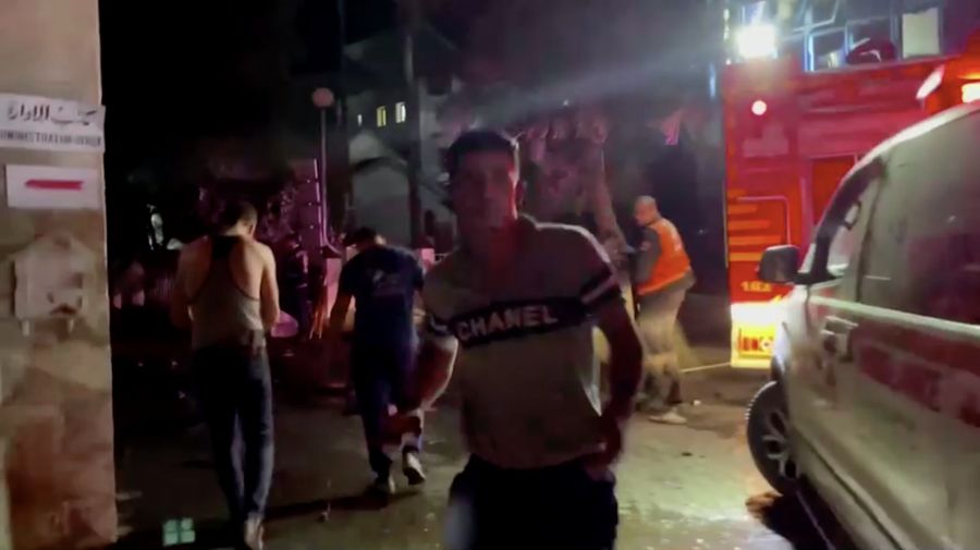 Sebuah video menampilkan detik-detik rumah sakit Gaza dibombardir Israel. (Tangkapan Layar Video Reuters)