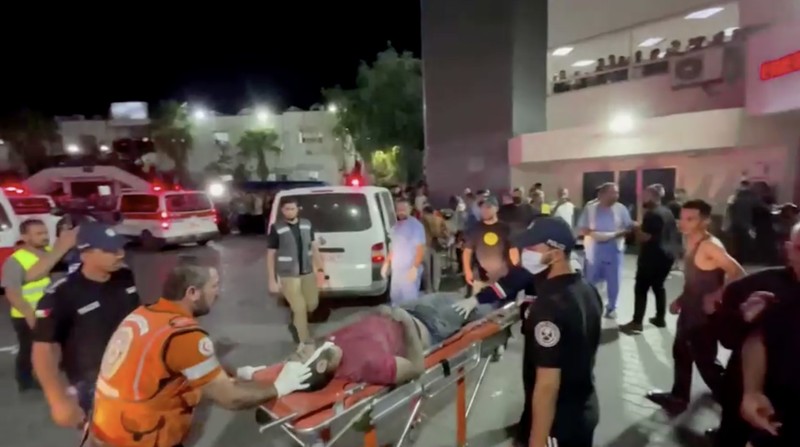 Sebuah video menampilkan detik-detik rumah sakit Gaza dibombardir Israel. (Tangkapan Layar Video Reuters)