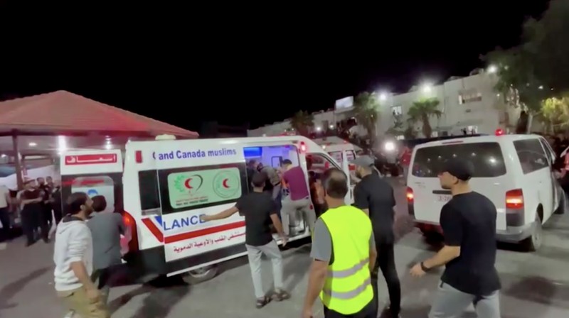 Sebuah video menampilkan detik-detik rumah sakit Gaza dibombardir Israel. (Tangkapan Layar Video Reuters)