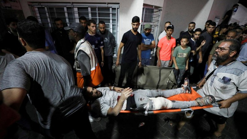Sebuah video menampilkan detik-detik rumah sakit Gaza dibombardir Israel. (Tangkapan Layar Video Reuters)