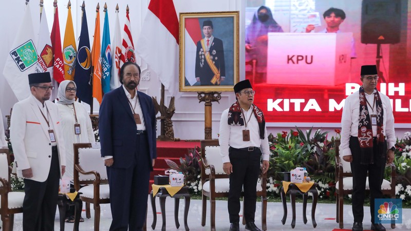 Bakal calon Presiden Anies Baswedan bersama bakal calon Wakil Presiden Muhaimin Iskandar saat melakukan pendaftaran bakal pasangan calon presiden dan wakil presiden pemilihan umum 2024 di Gedung KPU, Jakarta, Kamis (19/10/2023). Bakal calon Presiden Anies Baswedan bersama bakal calon Wakil Presiden Muhaimin Iskandar saat melakukan pendaftaran bakal pasangan calon presiden dan wakil presiden pemilihan umum 2024 di Gedung KPU, Jakarta, Kamis (19/10/2023). (CNBC Indonesia/Faisal Rahman)