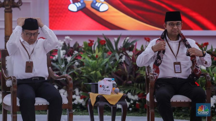 Bakal calon Presiden Anies Baswedan bersama bakal calon Wakil Presiden Muhaimin Iskandar saat melakukan pendaftaran bakal pasangan calon presiden dan wakil presiden pemilihan umum 2024 di Gedung KPU, Jakarta, Kamis (19/10/2023). (CNBC Indonesia/Faisal Rahman)